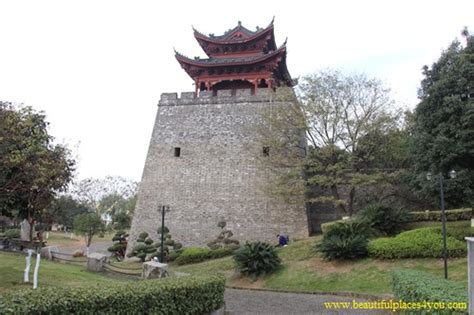 岳陽都有哪些景區？且話題延伸至岳陽的自然美景與人文風情，如何影響當地居民的生活方式？